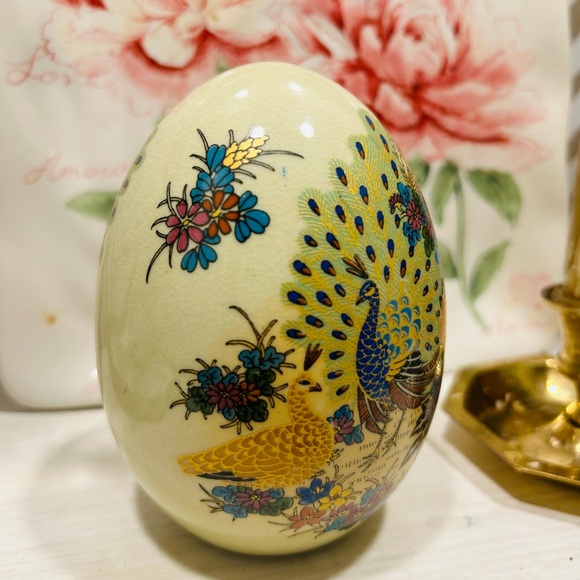 Decorative peacock and floral egg - Picture 2 of 3